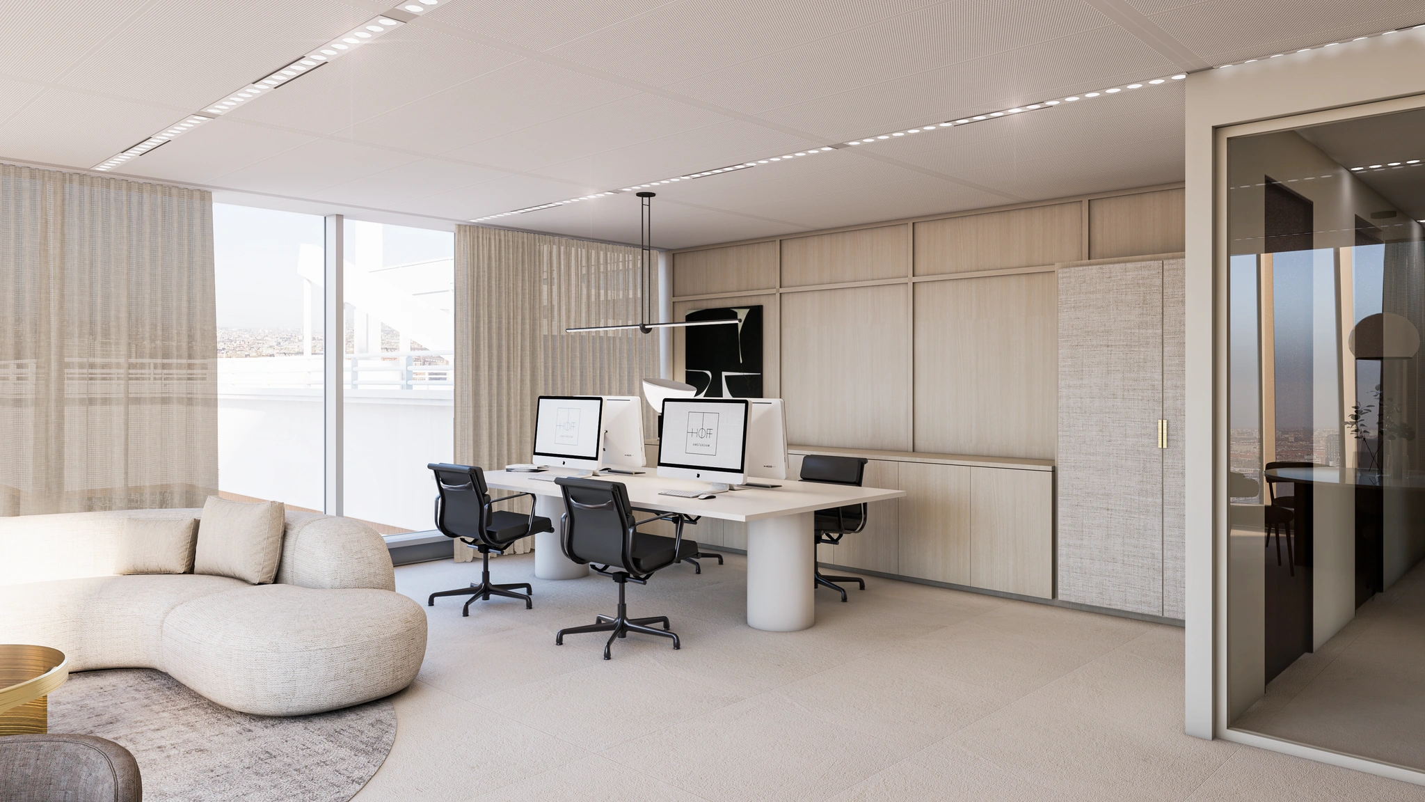 Modern kantoorinterieur aan de Strawinskylaan met werkplekken, designmeubilair en grote ramen met uitzicht op de stad.