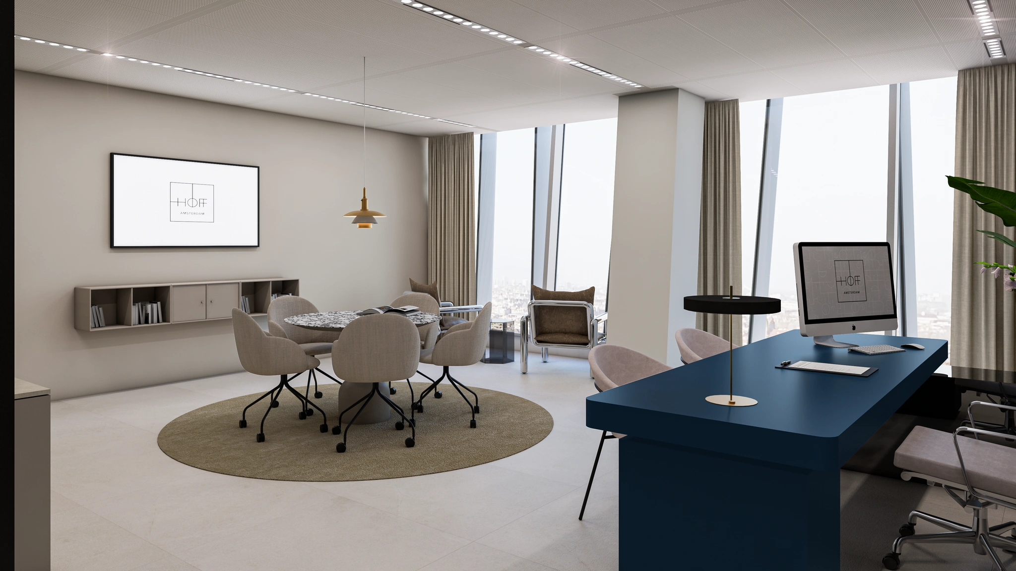 Modern ingericht kantoor aan de Strawinskylaan met vergadertafel, werkplek en uitzicht op de stad.