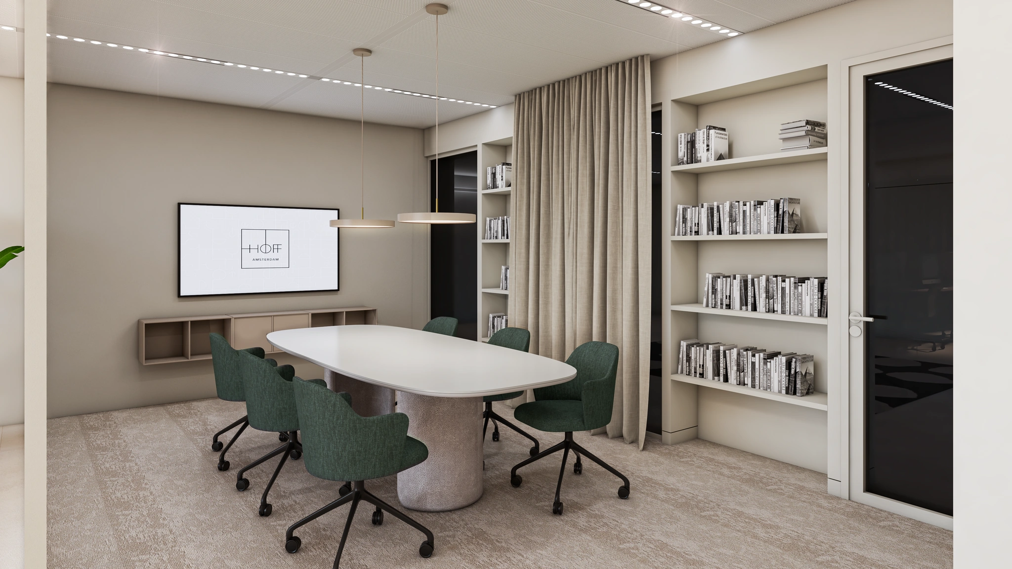 Moderne vergaderruimte aan de Strawinskylaan met ovale tafel, groene stoelen, boekenplanken en scherm met het logo van HOFF Amsterdam.