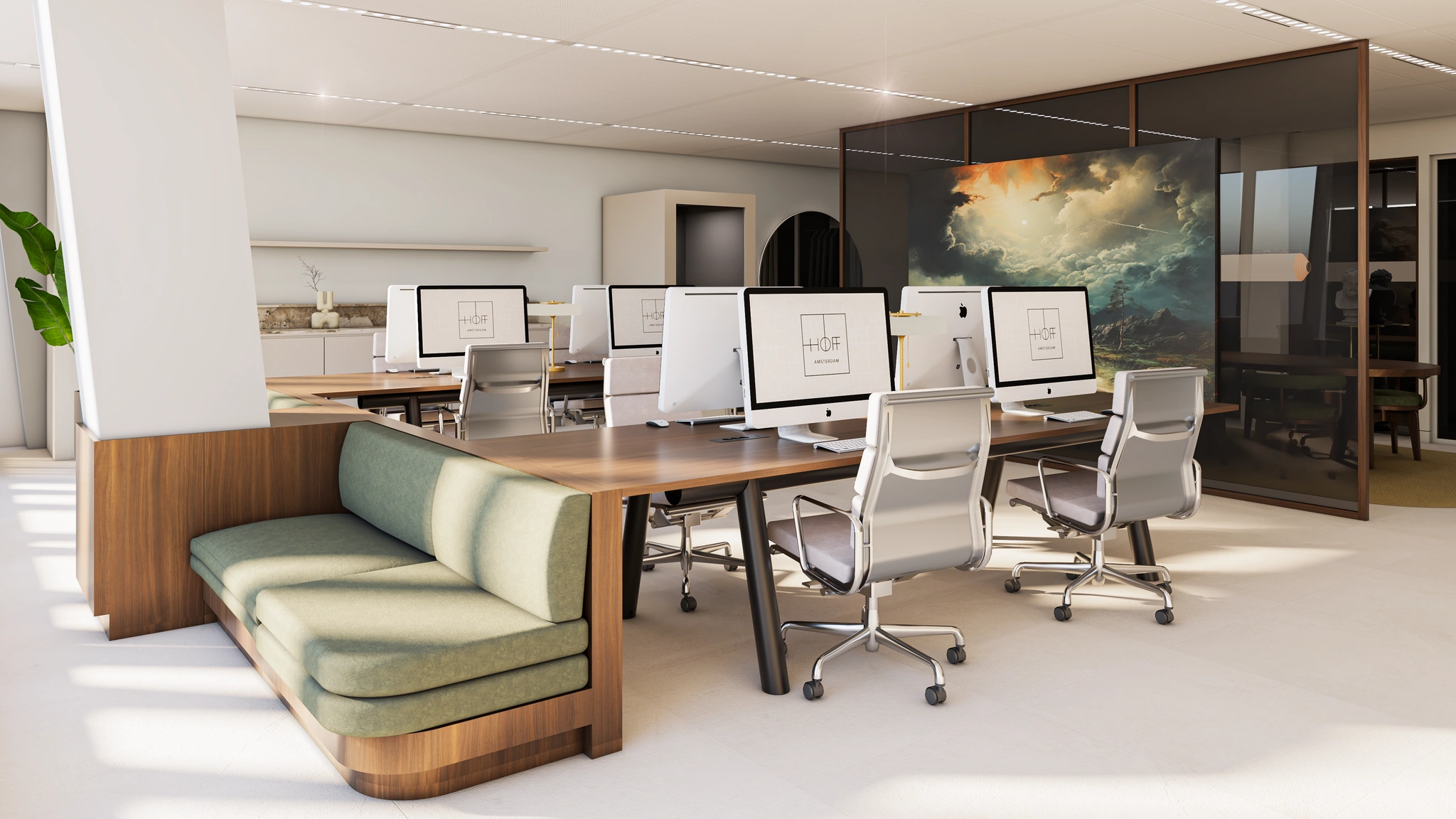 Moderne, open kantoorruimte aan de Strawinskylaan met lange houten bureaus, iMacs, designstoelen en een groene zithoek.