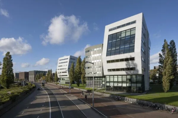 Moderne kantoorgebouwen aan het Rietlandpark in Amsterdam met opvallende witte gevels en grote ramen.