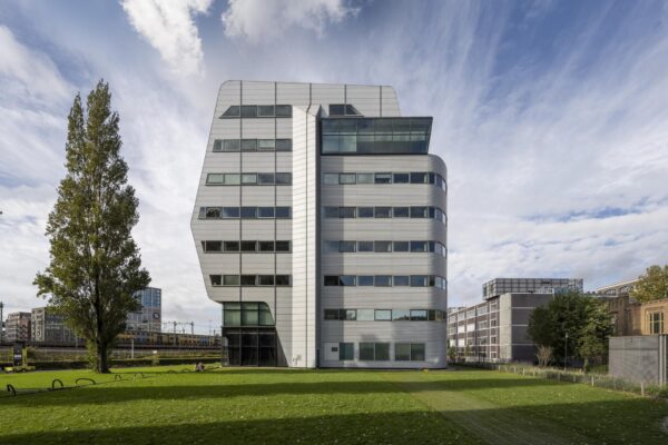 Modern kantoorgebouw aan het Rietlandpark in Amsterdam met een opvallende gevel van metaal en glas.