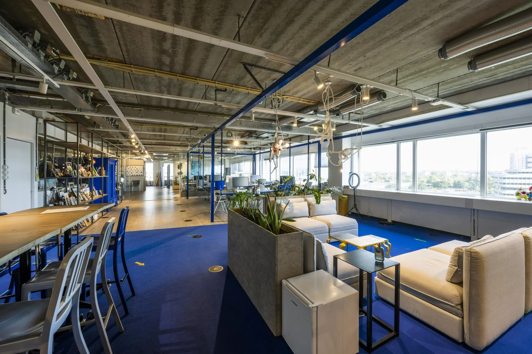 Modern ingericht kantoor aan de Johan Huizingalaan met open werkplekken, lounges en veel daglicht.