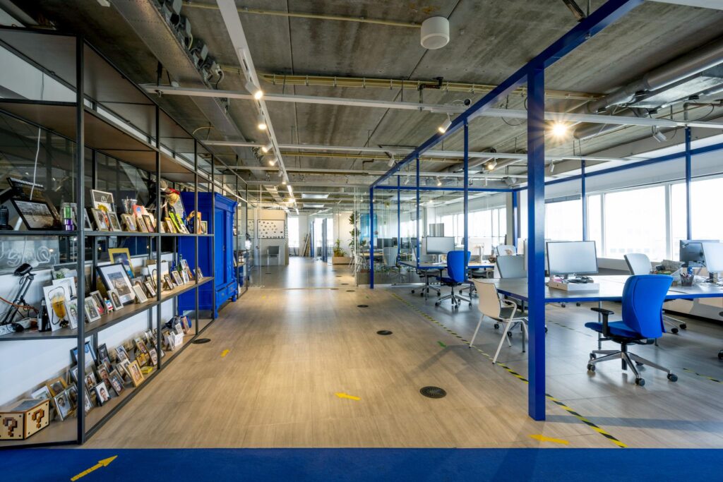 Modern en licht kantoorpand aan de Johan Huizingalaan met open werkplekken en een industriële inrichting.