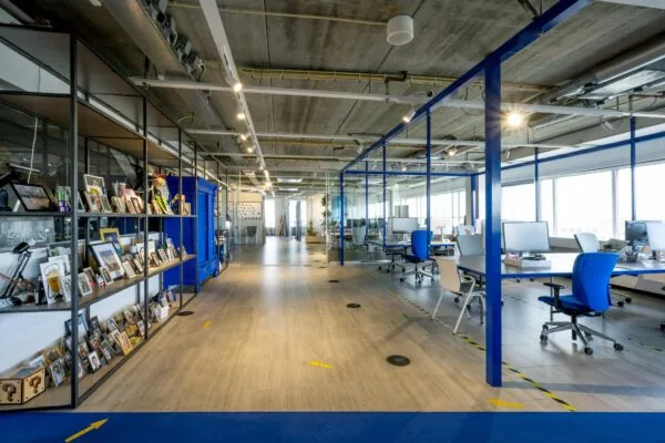 Modern en licht kantoorpand aan de Johan Huizingalaan met open werkplekken en een industriële inrichting.