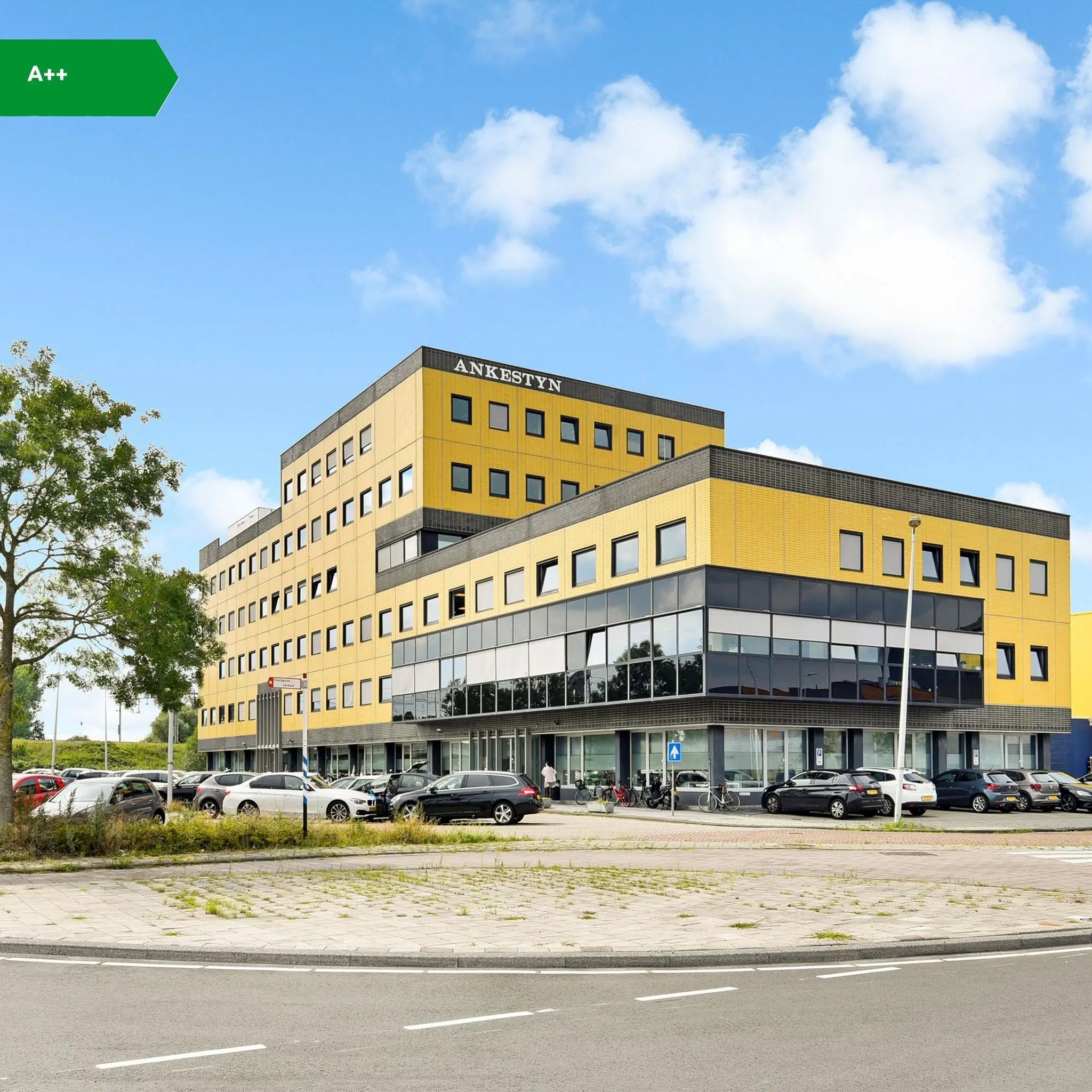 Modern kantoorgebouw Ankeystn aan de Joan Muyskenweg met gele gevel en energieprestatie-label A++.