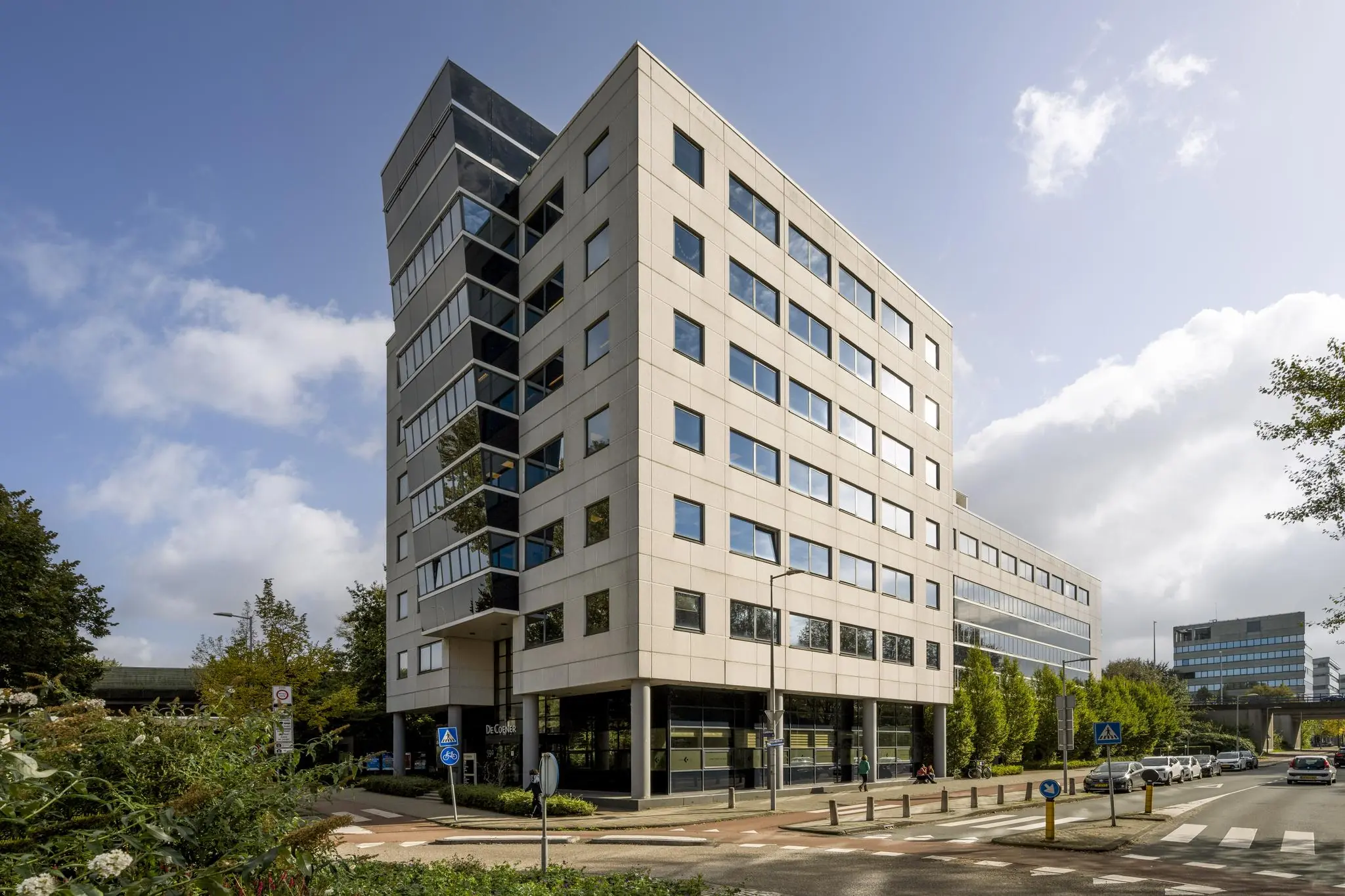 Kantoorgebouw aan de Overschiestraat in Amsterdam met moderne architectuur en veel ramen.