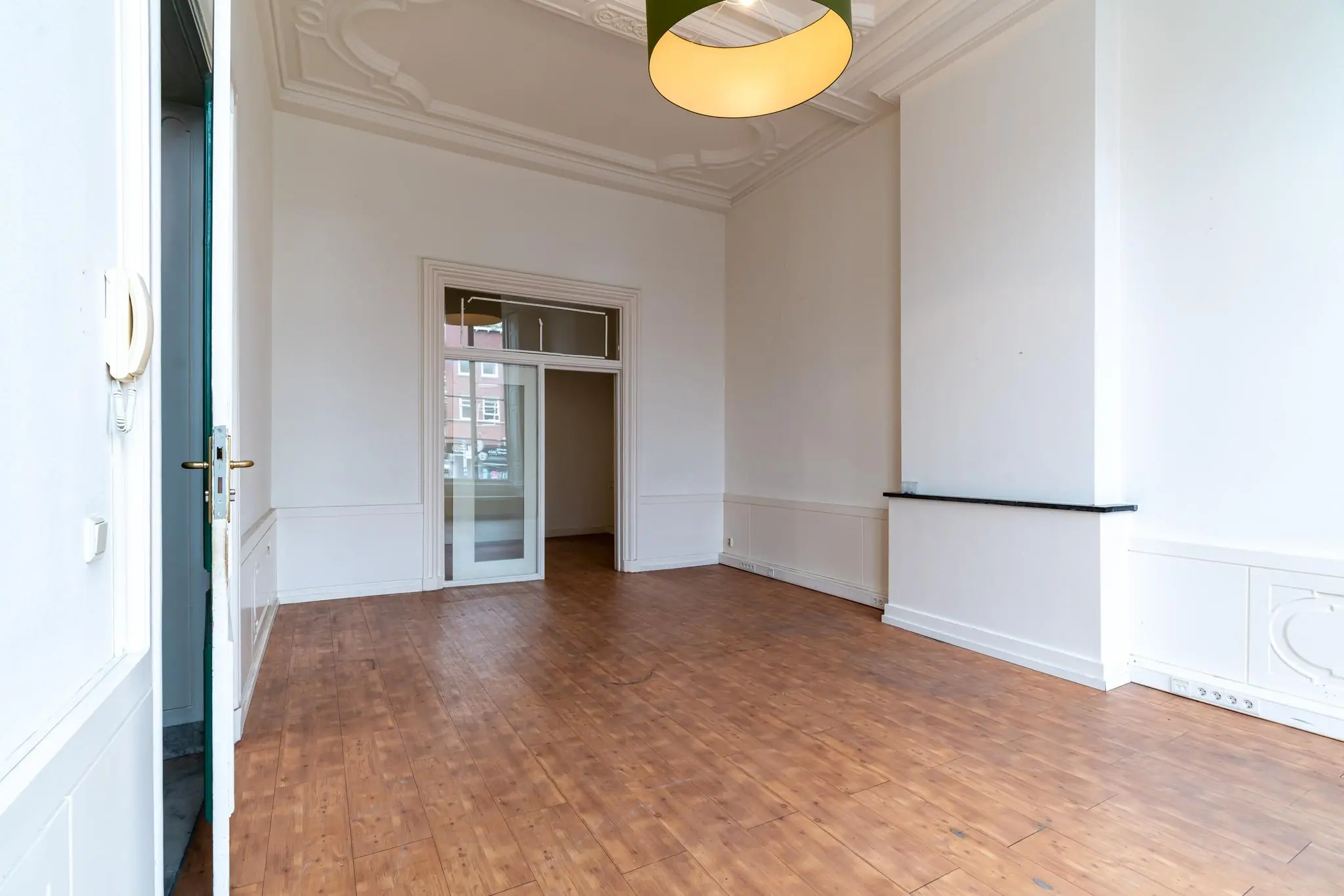 Leegstaand, hoogwaardig gerenoveerd interieur van een ruimte aan de Prinsegracht met houten vloer en hoge plafonds.