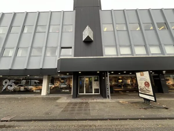 Vooraanzicht van het gebouw aan de Hollantlaan 10 met de winkel van Piet Klerkx op de begane grond.