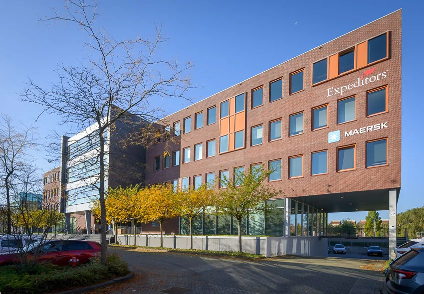 Modern kantoorgebouw in Trondheim met de logo’s van Expeditors en Maersk op de gevel.