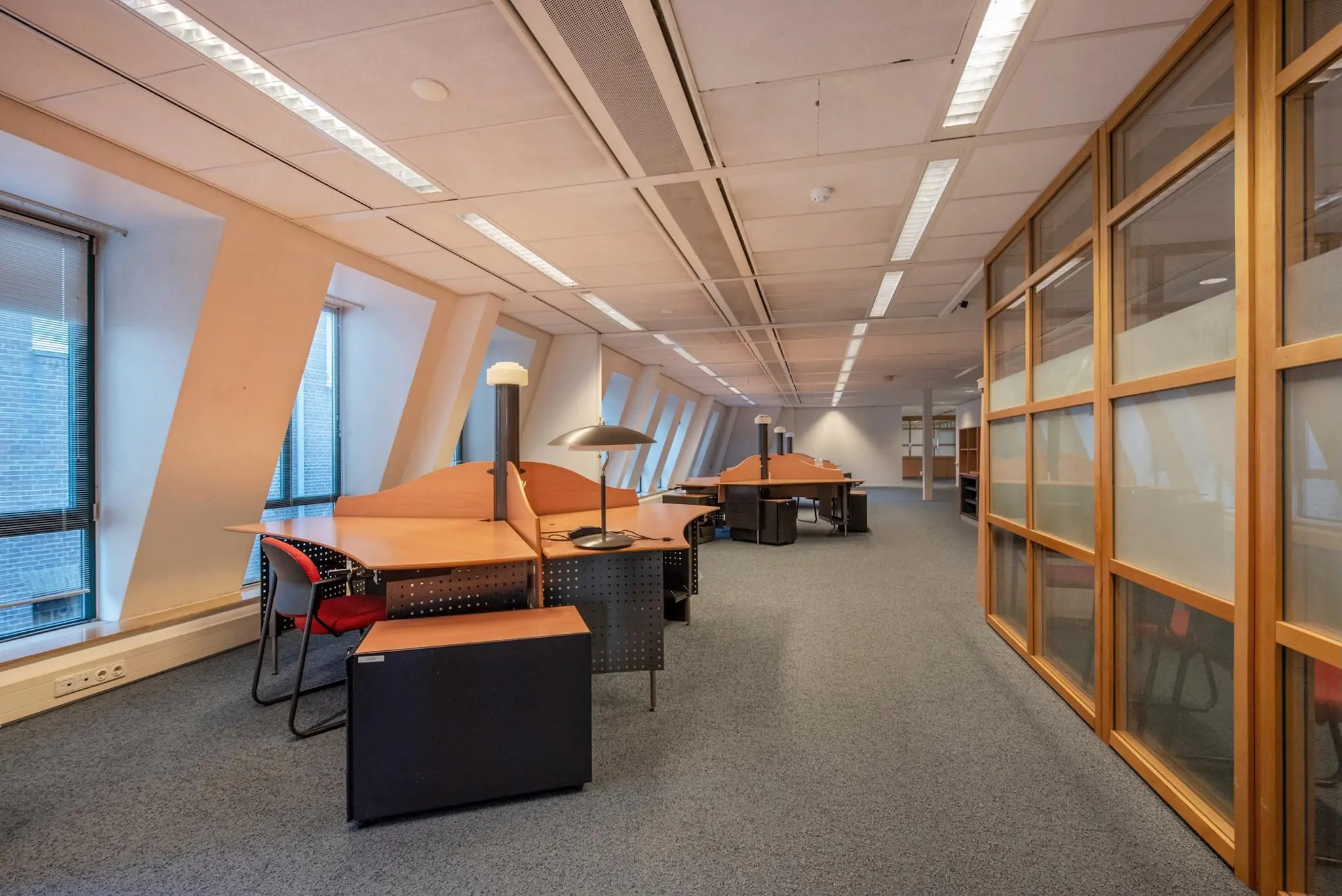 Moderne, ruime kantooretage aan de Doelenstraat met meerdere werkplekken en grote ramen.