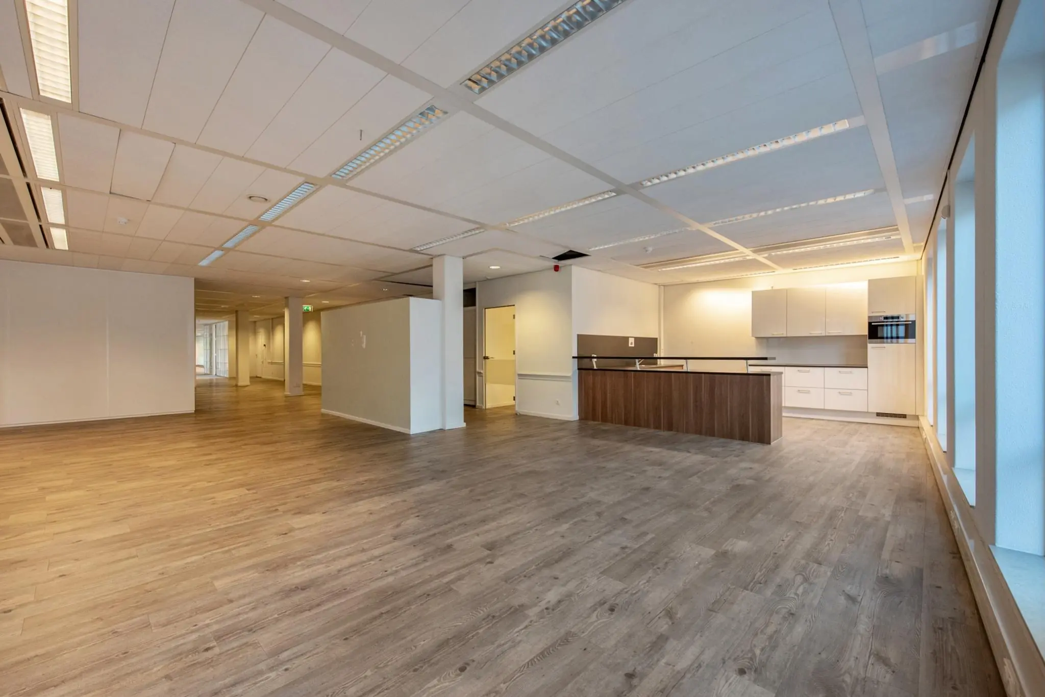 Ruim en modern kantoorinterieur aan de Doelenstraat met open indeling en een ingebouwde keuken.