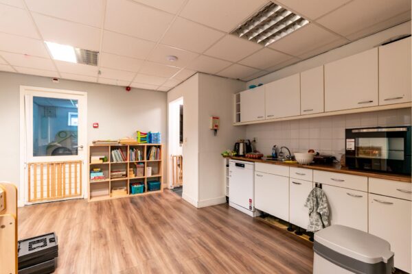 Kinderopvangruimte met keuken en speelhoek aan de Dedemsvaartweg.