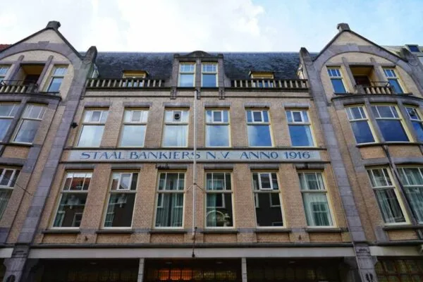 Voorgevel van het historische pand van Staal Bankiers N.V. aan de Doelenstraat, gebouwd in 1916.