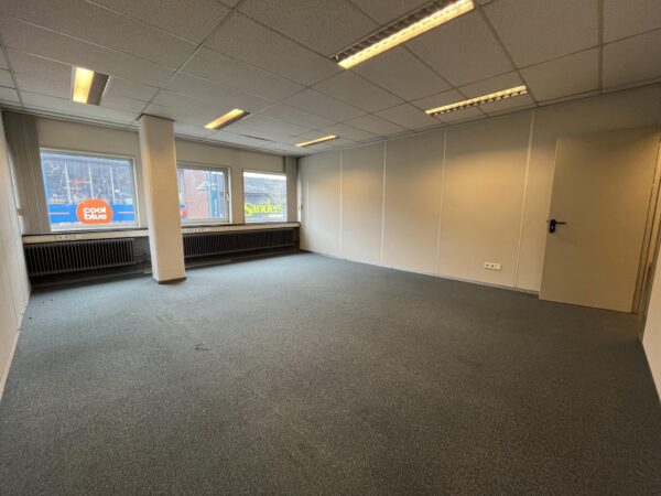Lege kantoorruimte aan de Hollantlaan met uitzicht op winkels zoals Coolblue en Sanders.