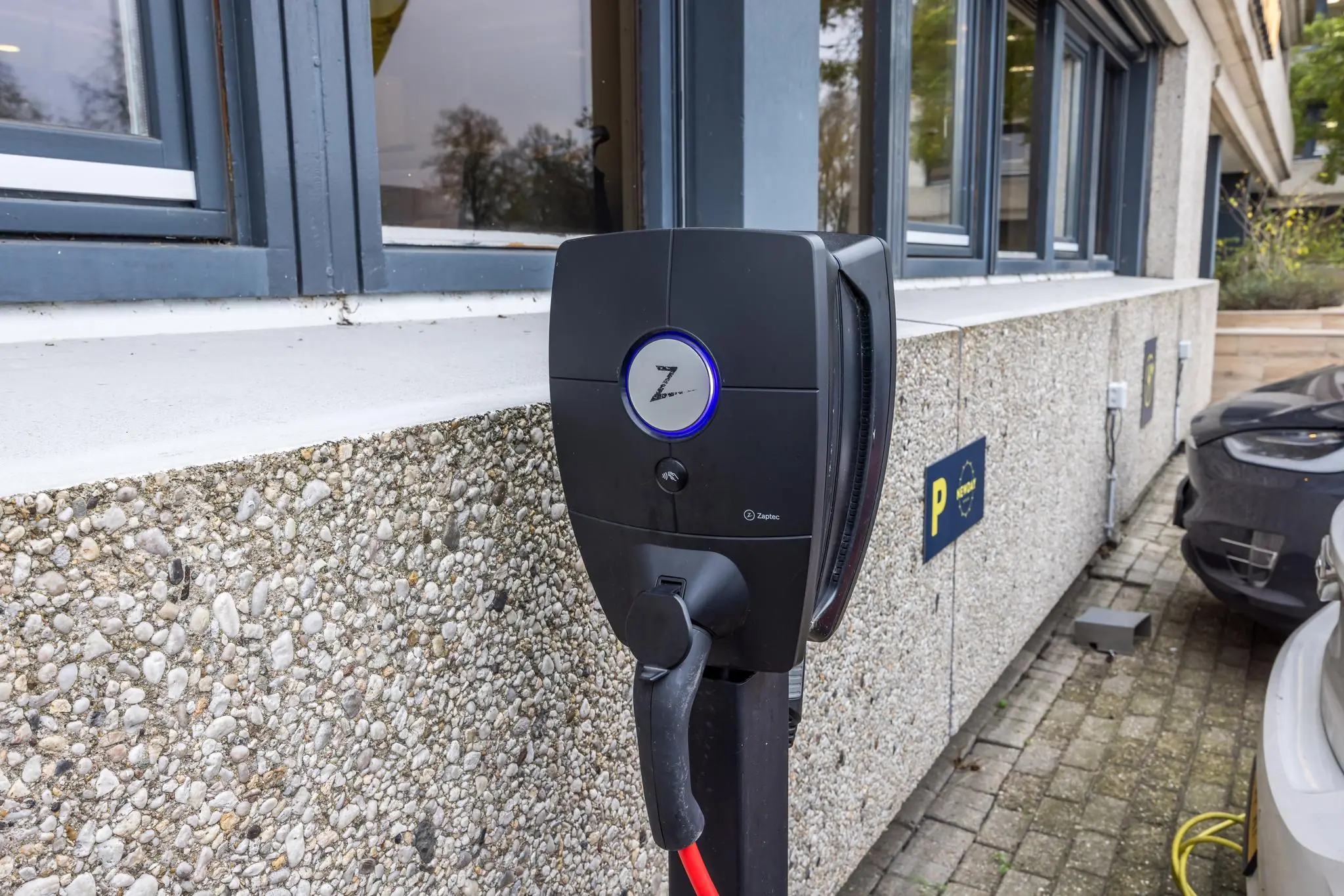 Laadpaal van het merk Zaptec bij parkeerplaatsen aan de Atoomweg.