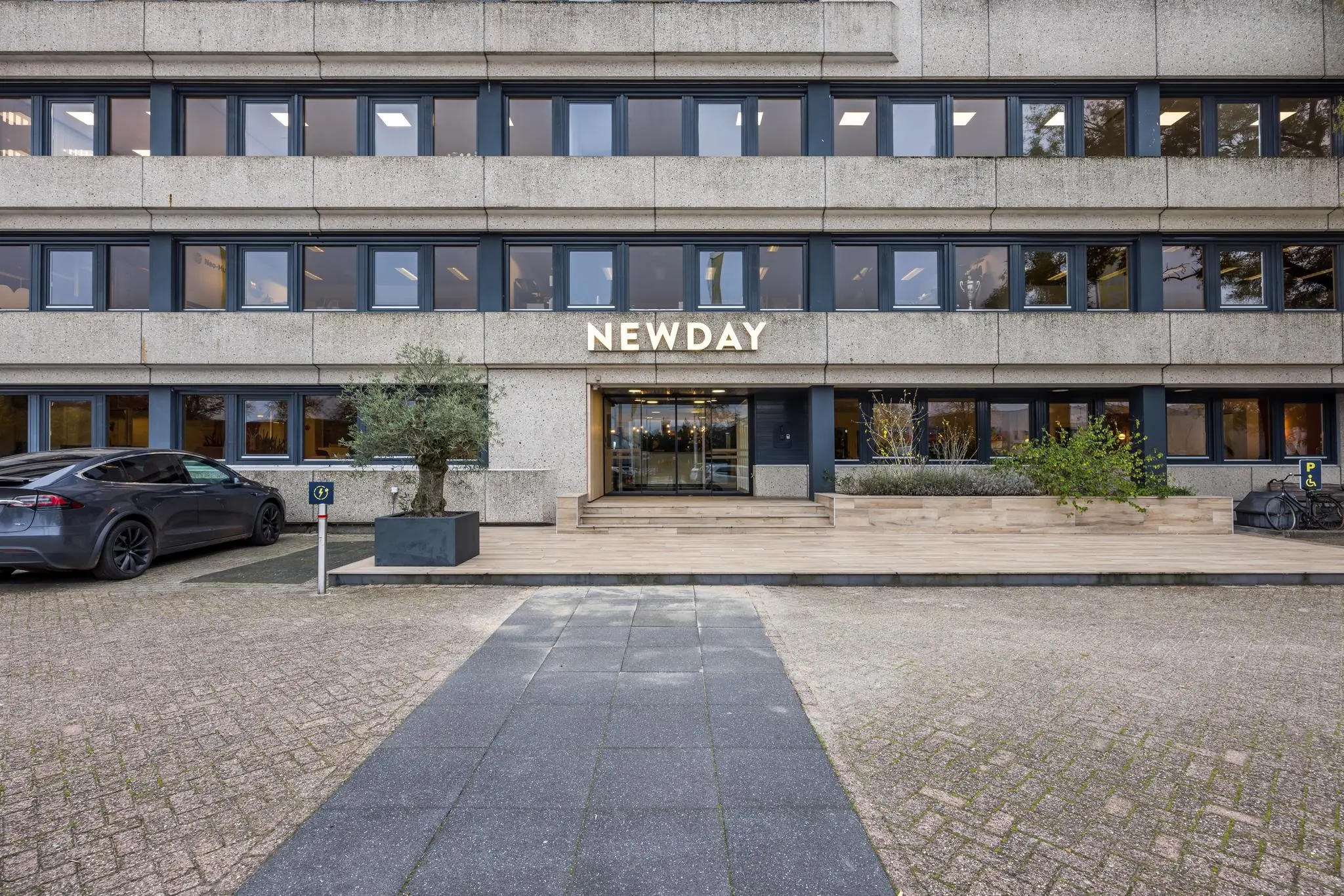 Voorgevel van het kantoorgebouw aan de Atoomweg met de ingang van NEWDAY.