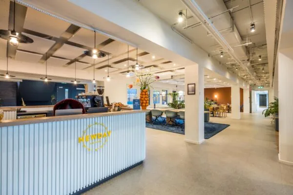 Moderne en open kantoorruimte van Newday Offices Atoomweg met ontvangstbalie, zithoeken en planten.