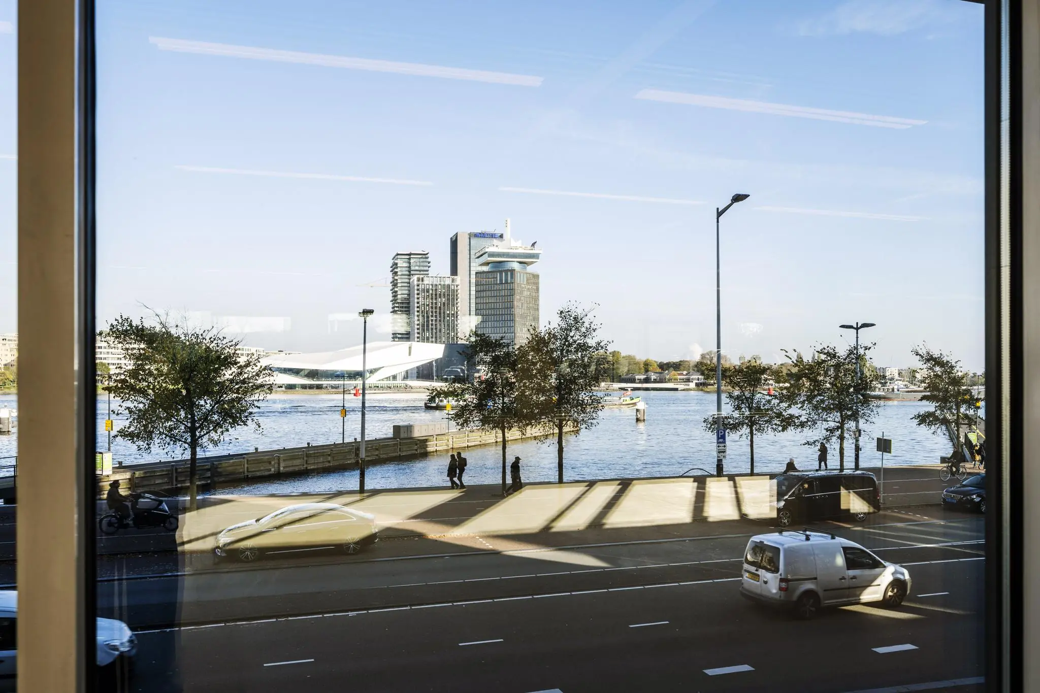 Uitzicht vanaf De Ruijterkade in Amsterdam op het IJ met het Eye Filmmuseum en de A'DAM Toren op de achtergrond.