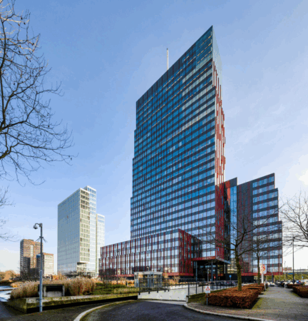Modern kantoorgebouw aan de P.J. Oudweg in Almere met opvallende rode en blauwe gevel.