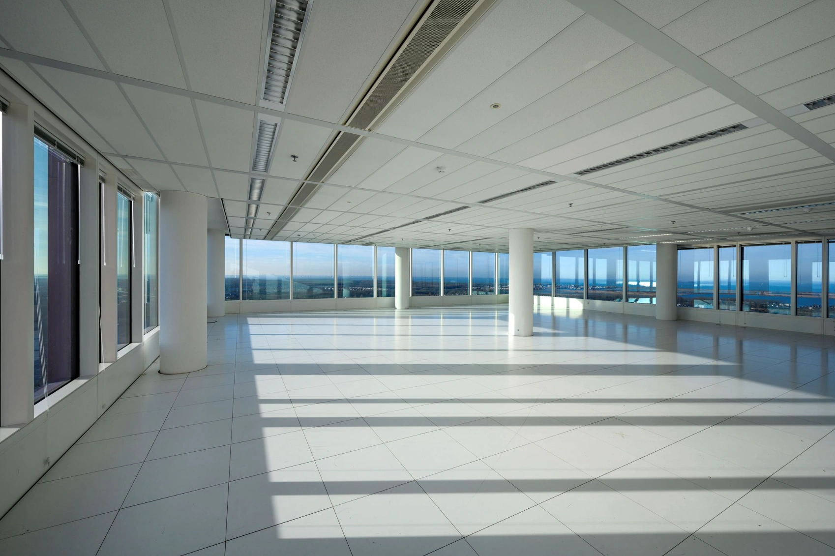 Lichte, lege kantoorruimte aan de P.J. Oudweg met grote ramen en uitzicht over de stad en het water.