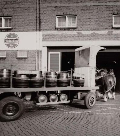 Paard en wagen met biervaten voor de Heineken brouwerij aan de Ruysdaelkade.