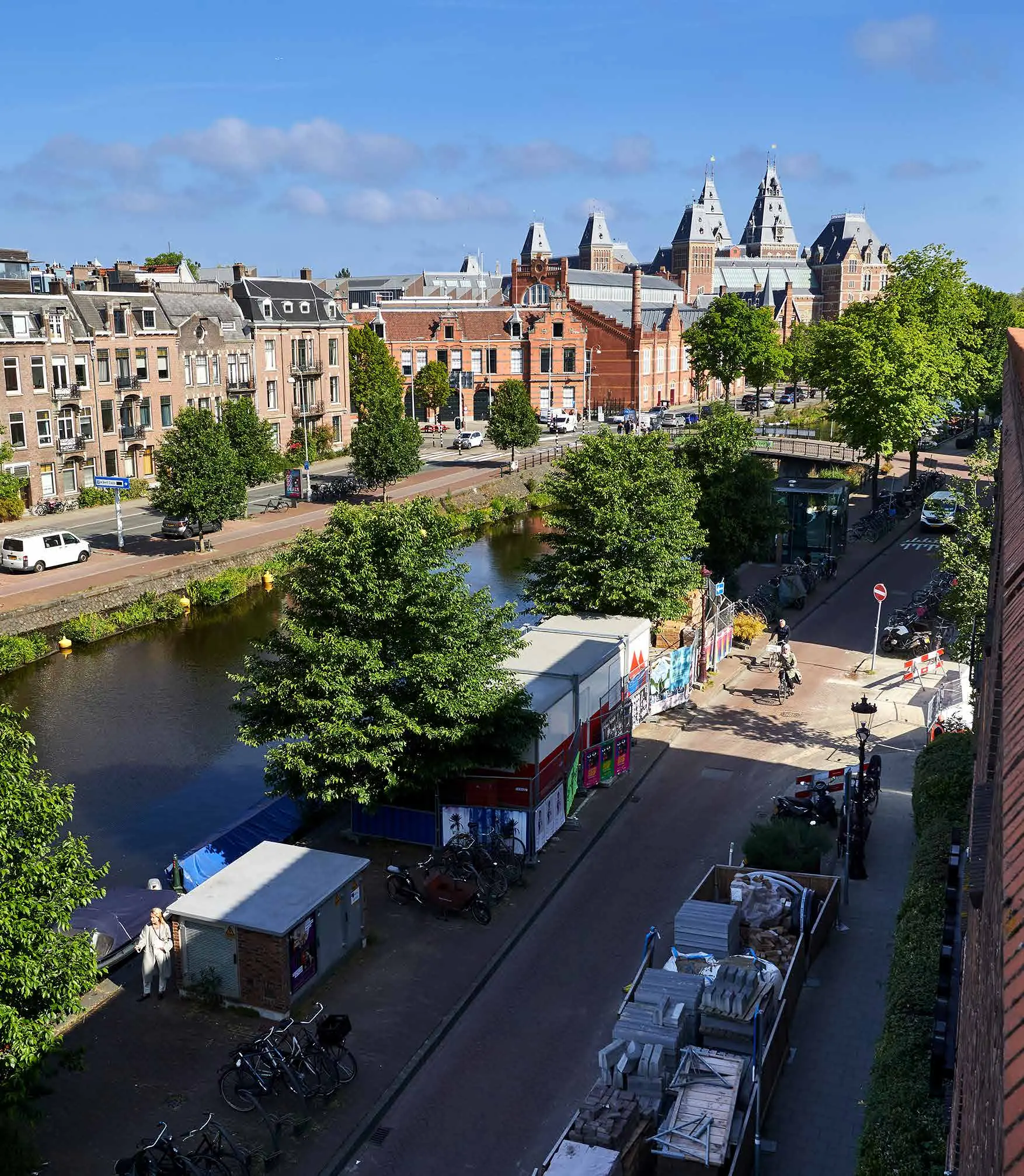Luchtfoto van de Ruysdaelkade in Amsterdam met het Rijksmuseum op de achtergrond op een zonnige dag.