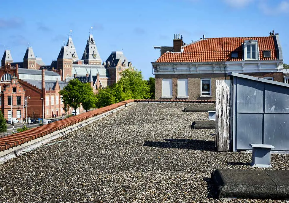 Uitzicht vanaf een plat dak aan de Ruysdaelkade met zicht op het Rijksmuseum in Amsterdam.