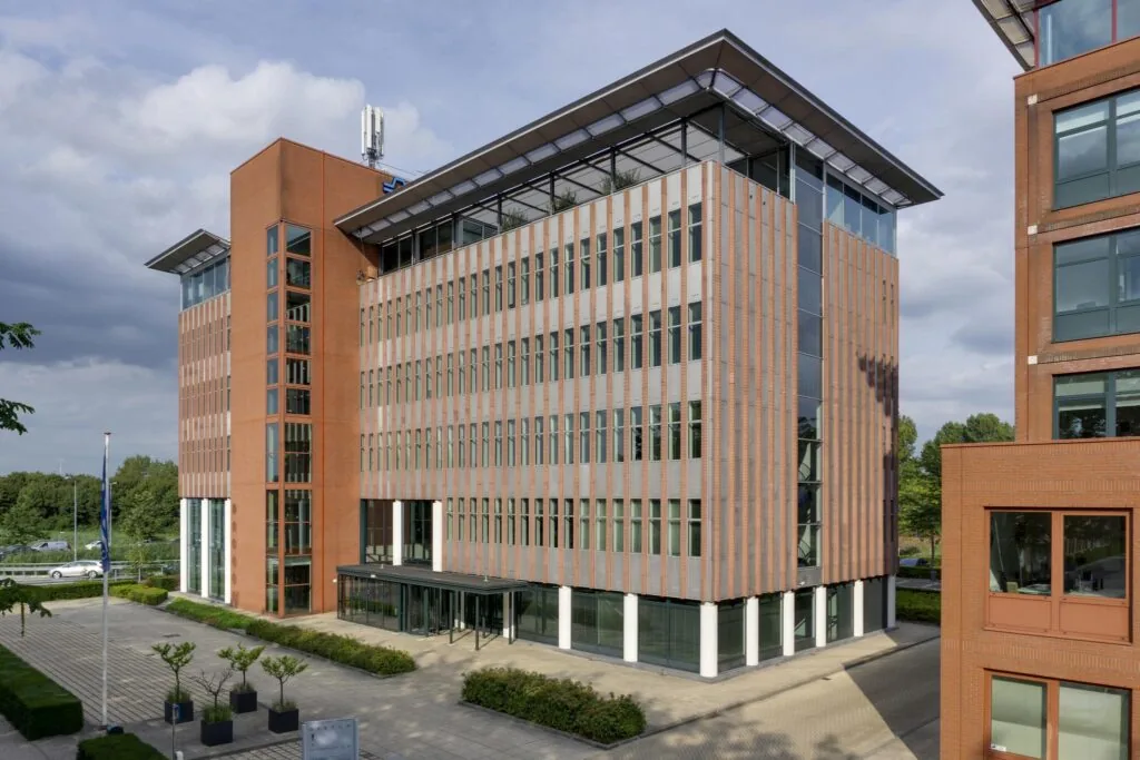 Modern kantoorgebouw aan de Lichtenauerlaan met een gevel van rode baksteen en glazen entree.
