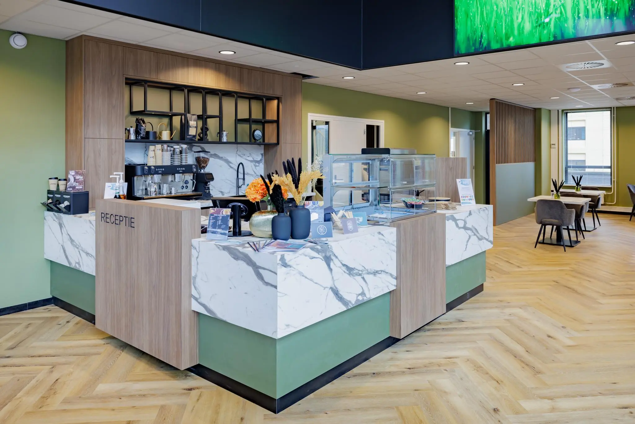 Moderne receptiebalie met koffiecorner in een stijlvolle ruimte aan de Hiridostraat.