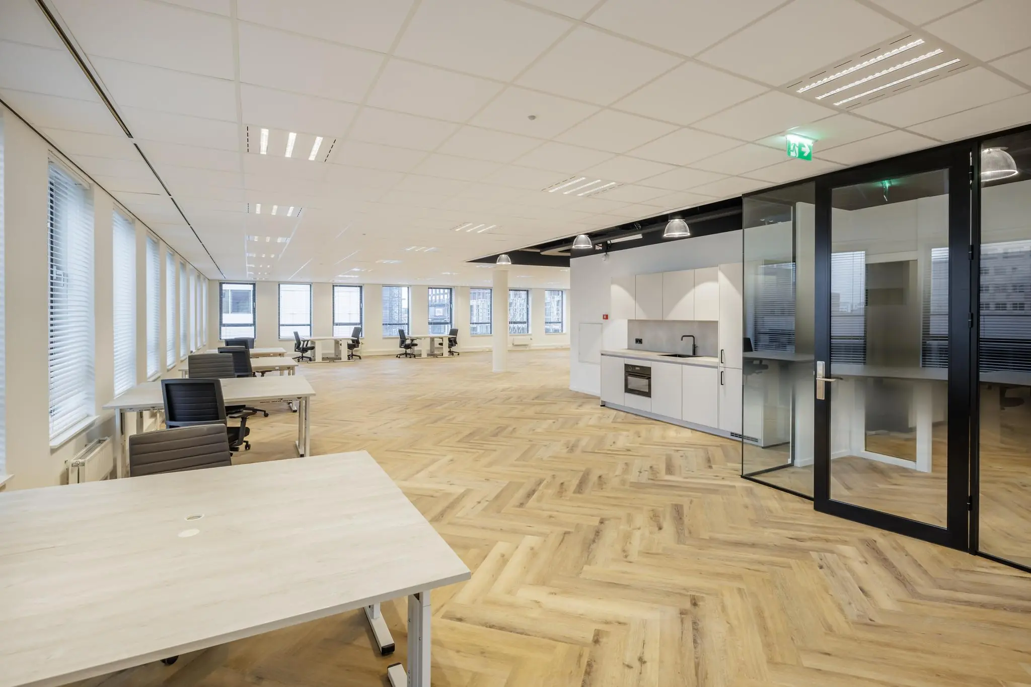 Moderne, ruim opgezette kantoorruimte aan de Hiridostraat met open werkplekken, een houten visgraatvloer en een geïntegreerde pantry.