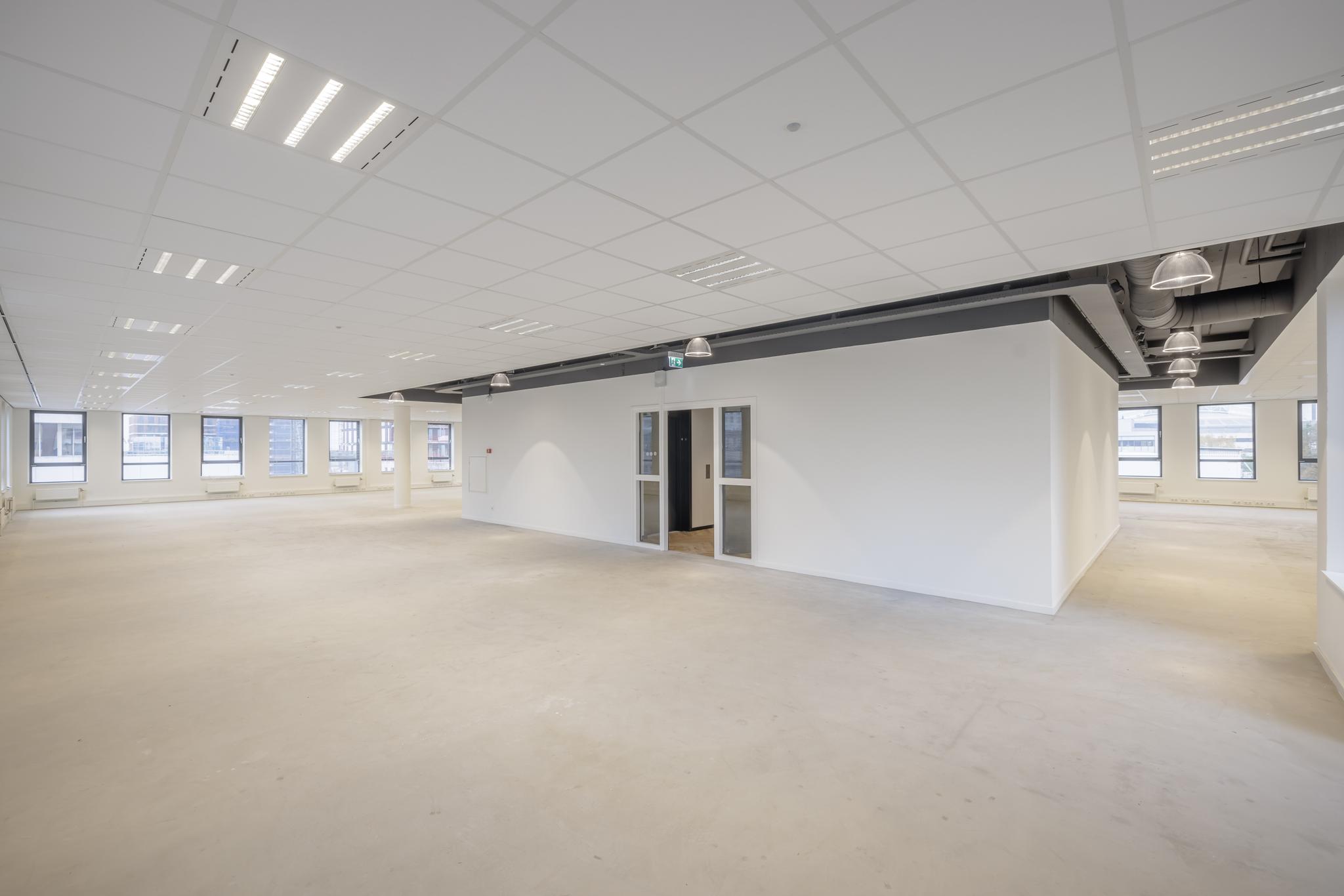 Ruim en licht kantoorpand aan de Hiridostraat met grote ramen, systeemplafond en een apart afgesloten ruimte.