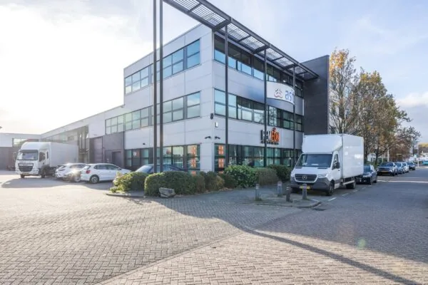 Modern bedrijfsgebouw aan de Atoomweg met bedrijfsnamen Remeon en Asia zichtbaar op de gevel.