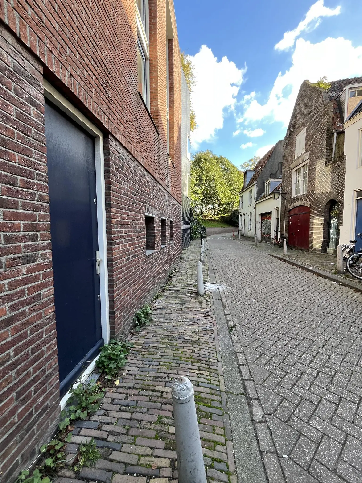 Smalle straat met oude en moderne bakstenen gebouwen in de Nobeldwarsstraat op een zonnige dag.