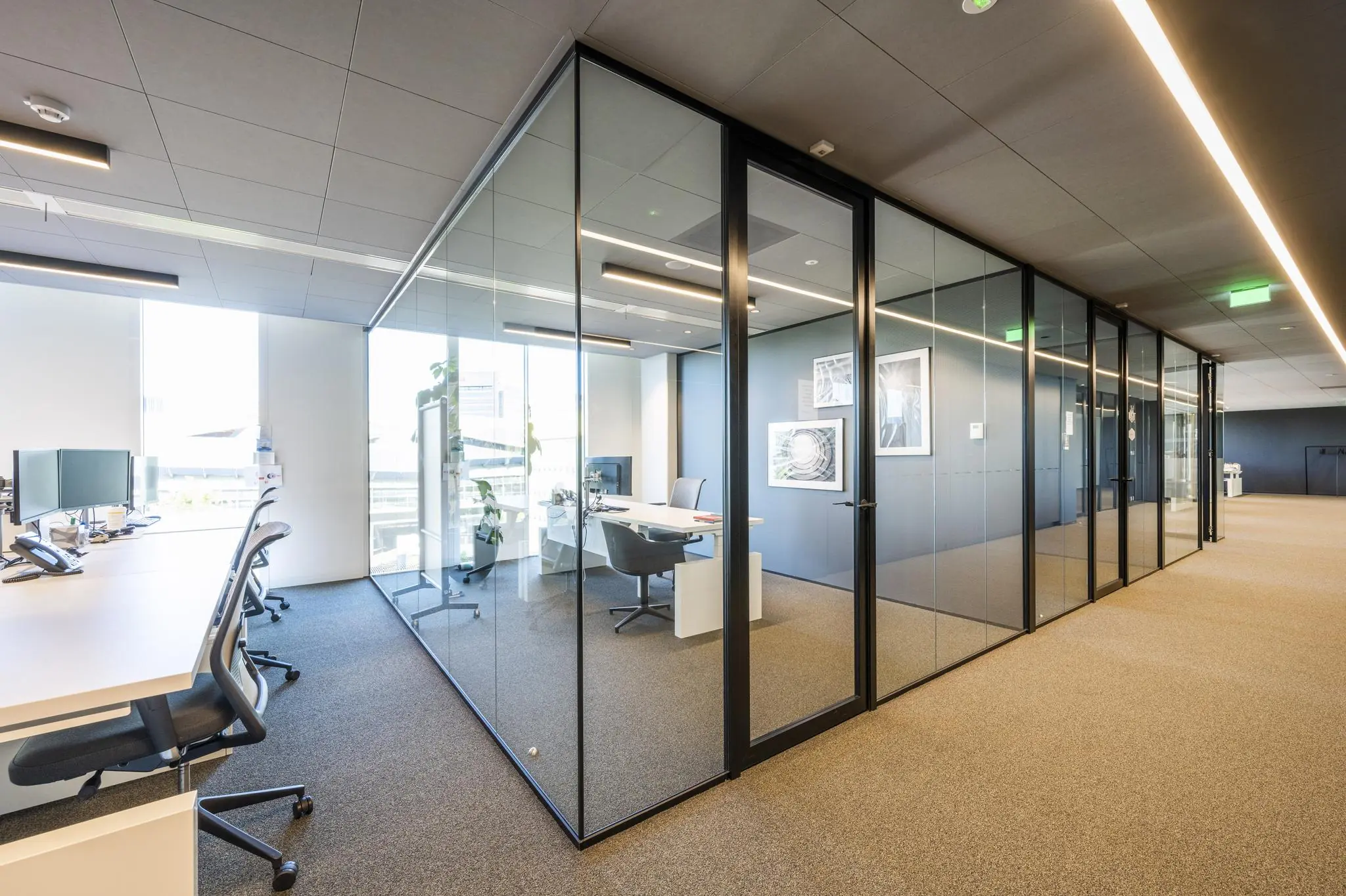 Modern kantoorinterieur met glazen vergaderruimtes in gebouw Hoekenrode.