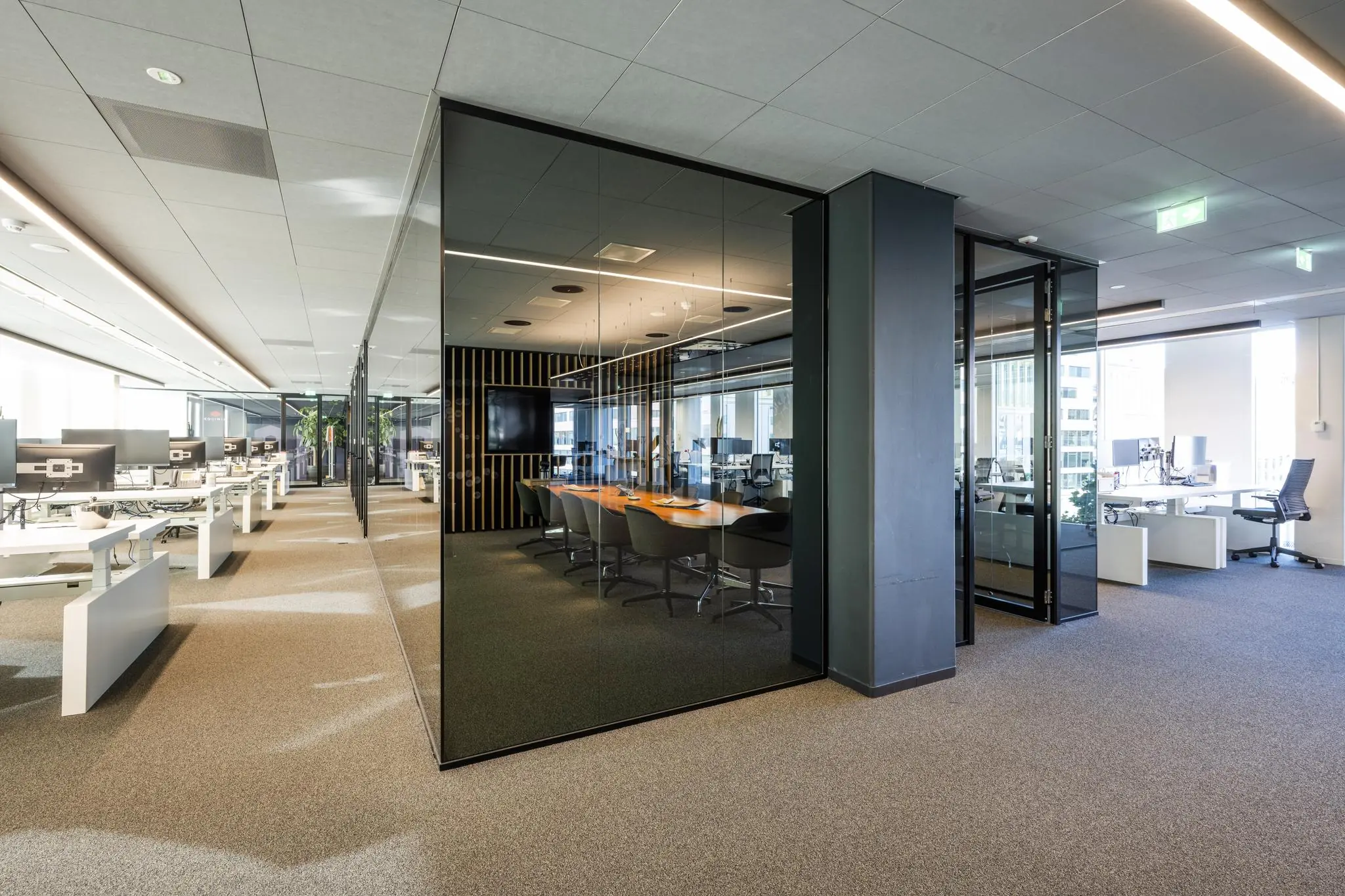 Modern kantoorinterieur in Hoekenrode met glazen vergaderruimte en open werkplekken.