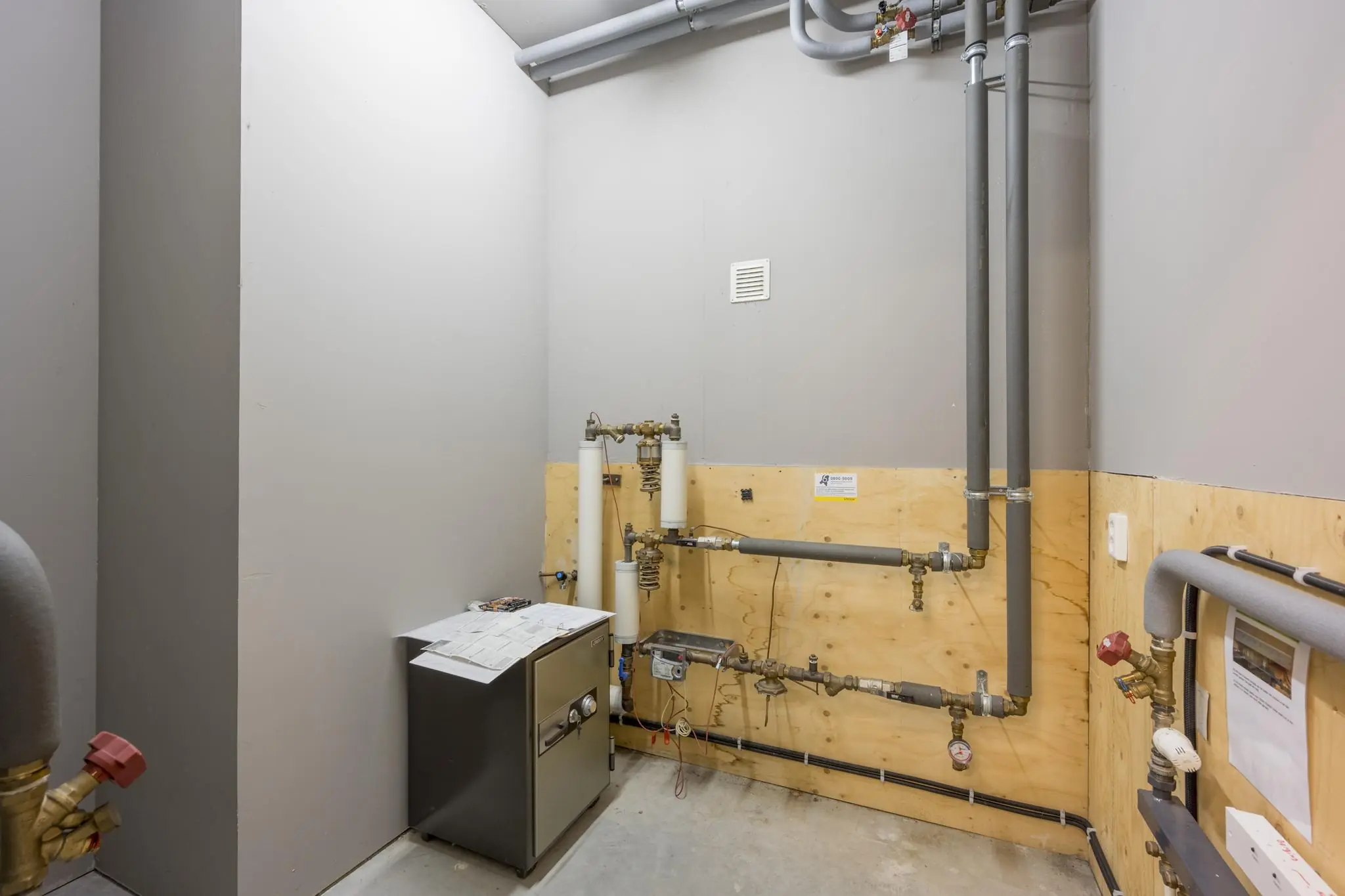 Technische ruimte met leidingen, meters en verwarmingsinstallatie aan de Vogelvlinderweg.