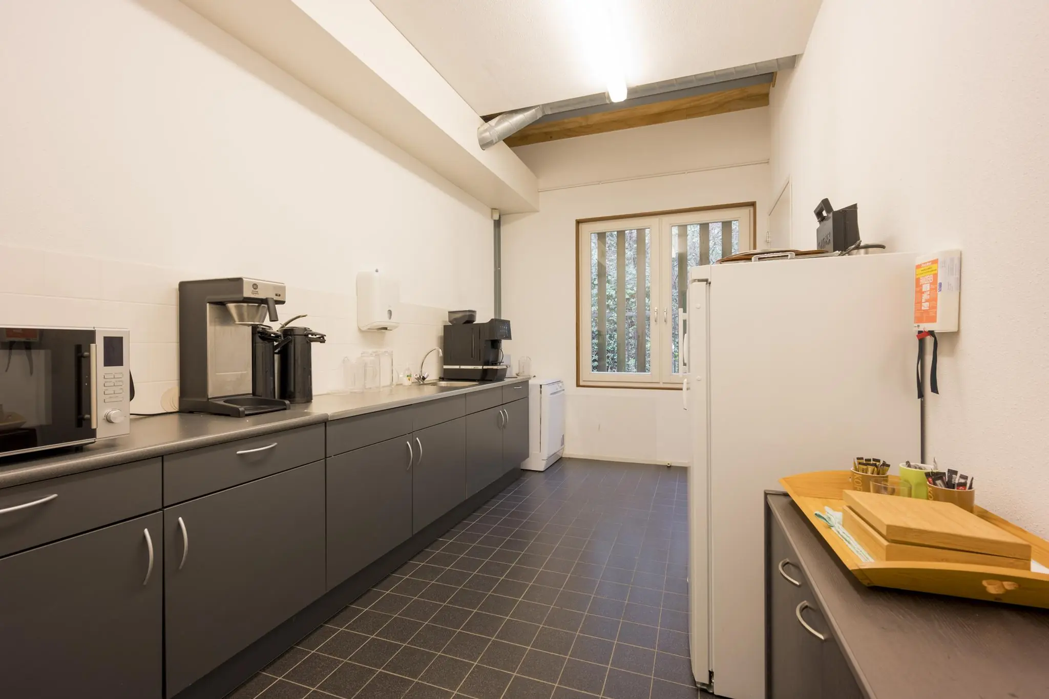 Kleine pantry met keukenapparatuur en koffievoorziening aan de Vogelvlinderweg.