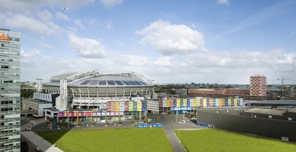 Luchtfoto van de Johan Cruijff ArenA en de kleurrijke gevels aan de Johan Cruijff Boulevard in Amsterdam.