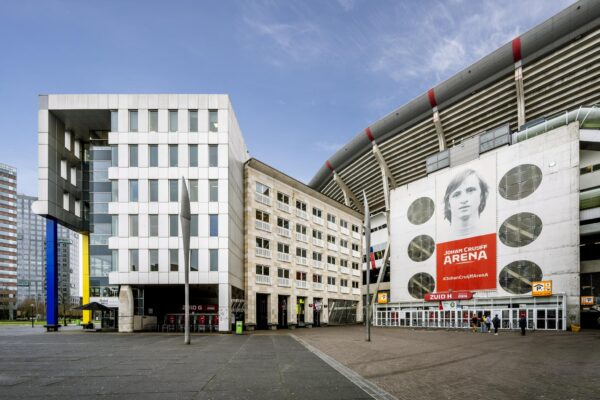 Voorzijde van de Johan Cruijff ArenA met een groot portret van Johan Cruijff en de ingang Zuid H.