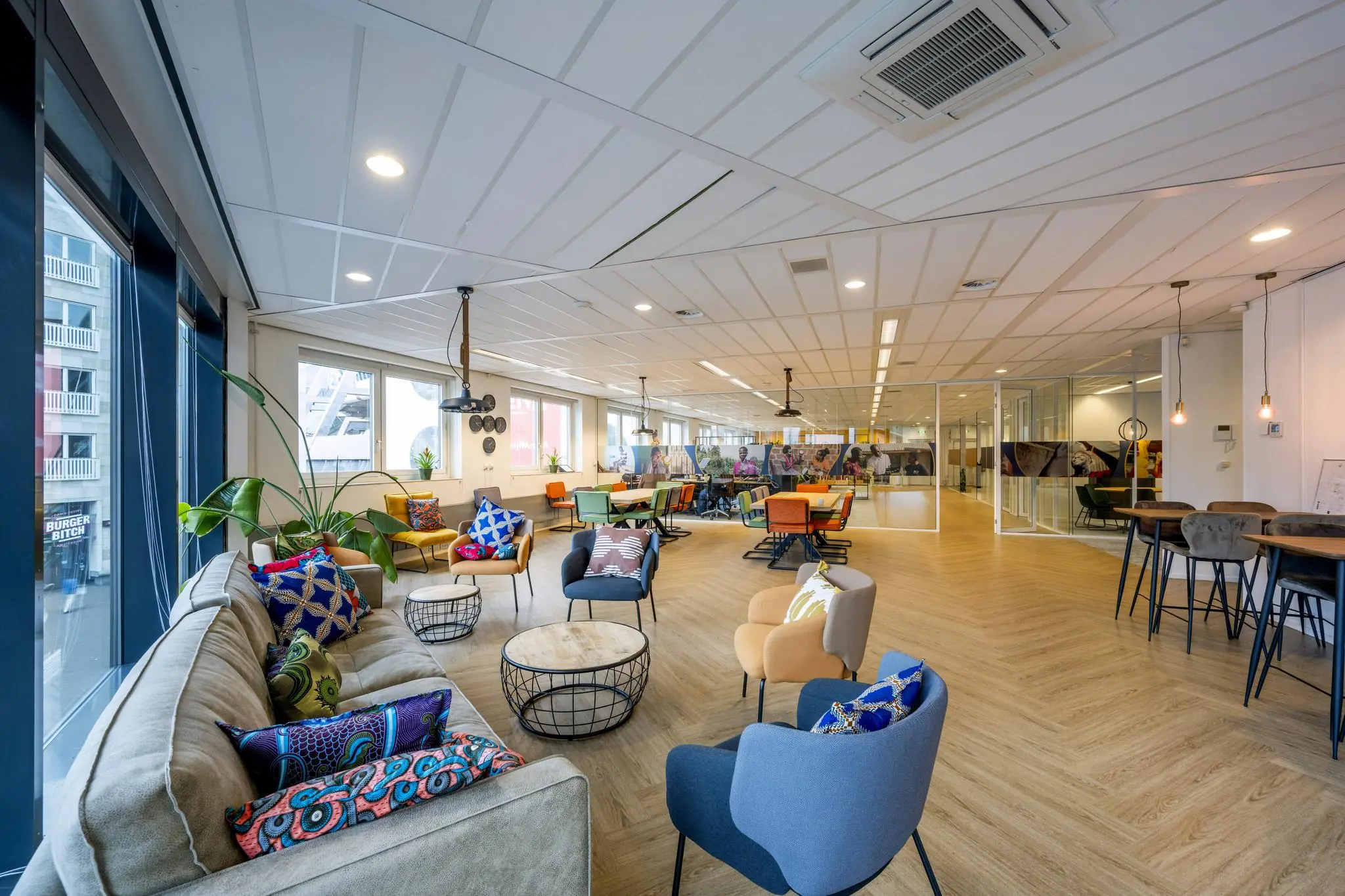 Modern ingericht kantoor met kleurrijke zitplekken aan de Johan Cruijff Boulevard.