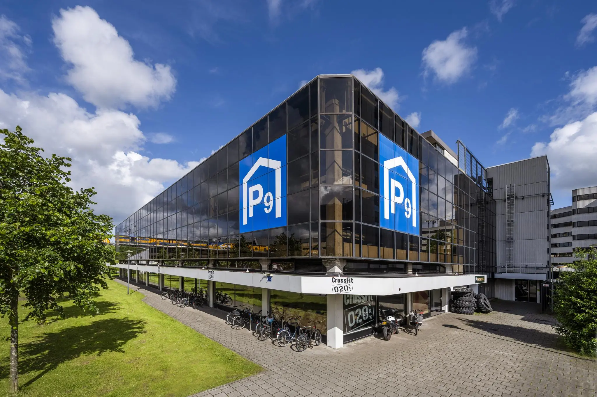 Glazen parkeergarage P9 aan de Hoogoorddreef met CrossFit 020 op de begane grond.