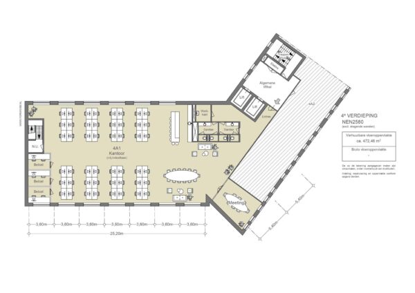 Plattegrond van de vierde verdieping aan de Johan Cruijff Boulevard met werkplekken, vergaderruimtes en sanitaire voorzieningen.