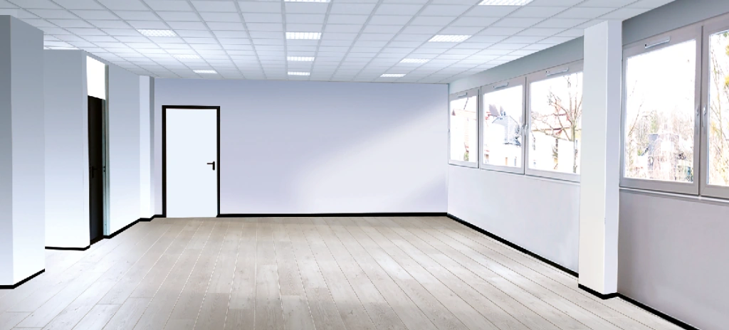 Licht en ruim leeg kantoorpand aan de Zonnebaan met grote ramen en houten vloer.