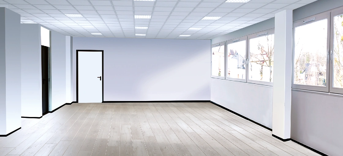 Licht en ruim leeg kantoorpand aan de Zonnebaan met grote ramen en houten vloer.