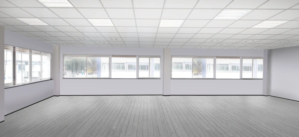 Licht en leeg kantoorruimte aan de Zonnebaan met grote ramen en een houten vloer.