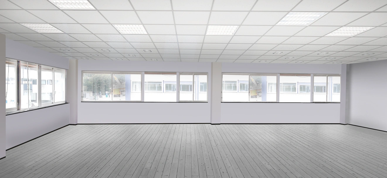 Licht en leeg kantoorruimte aan de Zonnebaan met grote ramen en een houten vloer.