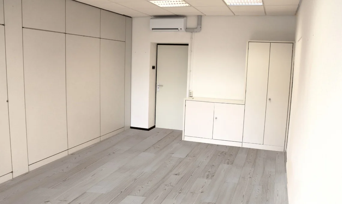 Lichte, lege kantoorruimte aan het Oosteinde met ingebouwde kasten en airconditioning.