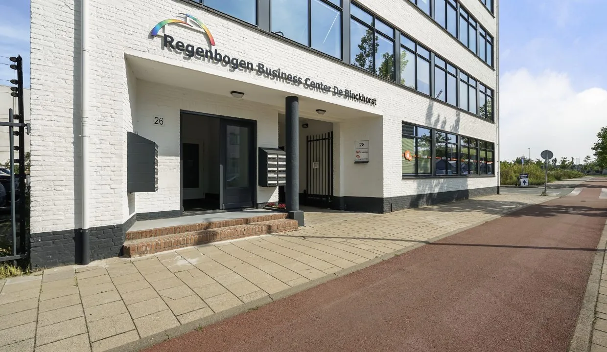 Vooraanzicht van het Regenbogen Business Center De Binckhorst aan de Mercuriusweg.