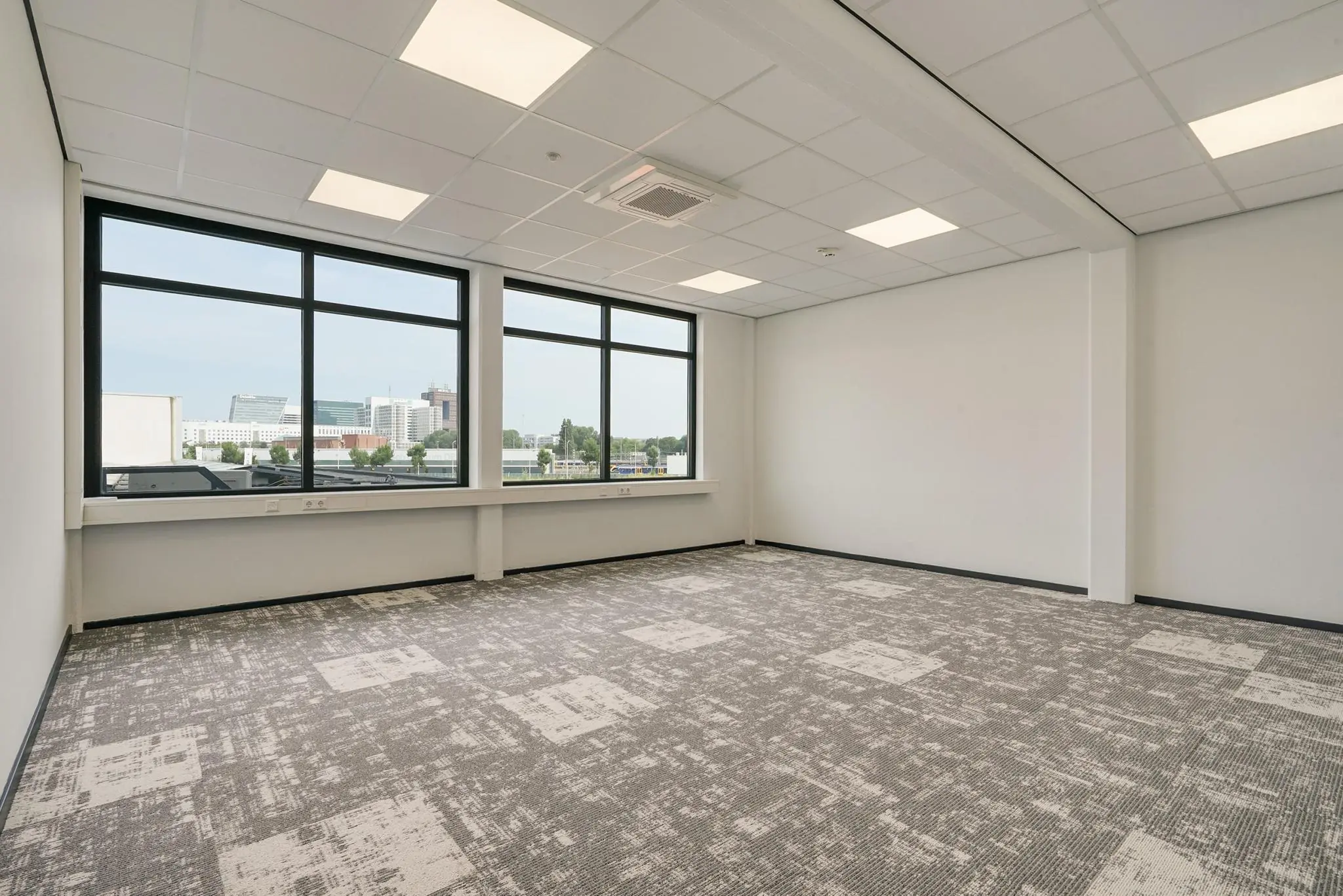 Licht en modern kantoorpand aan de Mercuriusweg met grote ramen en uitzicht op de stad.